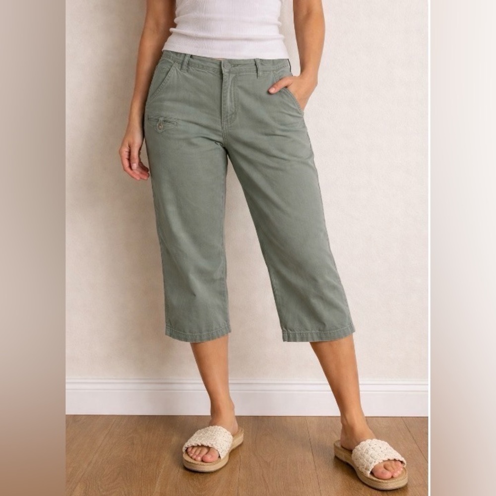 Columbia women’s khaki Capri pants 10‎